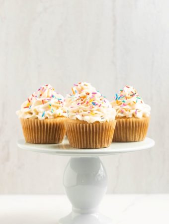 cake stand with vanilla cupcakes on top